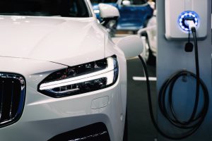 Samochód elektryczny podpięty do ładowarki - zdjęcie PKO Leasing/Ake