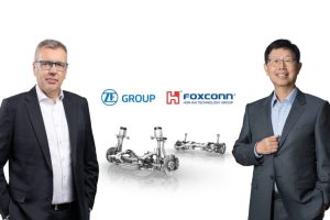 Dr. Holger Klein, Vorstandsvorsitzender der ZF Friedrichshafen AG (links), und Young Liu, CEO und Chairman von Hon Hai Precision Industry Co., Ltd. (Foxconn), freuen sich über die Gründung des neuen Joint Venture. // ZF Group CEO Dr. Holger Klein (left) and Young Liu, CEO and Chairman of Hon Hai Precision Industry Co., Ltd. (Foxconn), are pleased to announce the new joint venture.