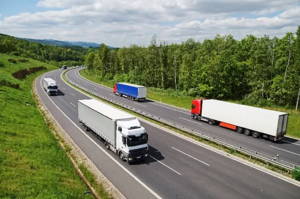 Ciągniki siodłowe / ciężarówki na autostradzie - fot. TC Kancelaria Prawna / Depositphotos