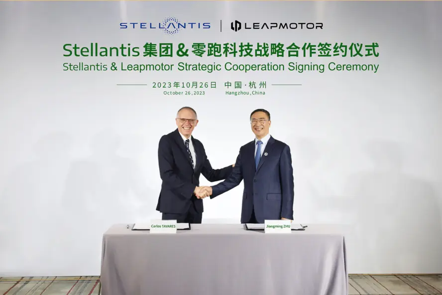 Dyrektor generalny Stellantis, Carlos Tavares oraz Jiangming Zhu, założyciel, prezes i dyrektor generalny Leapmotor